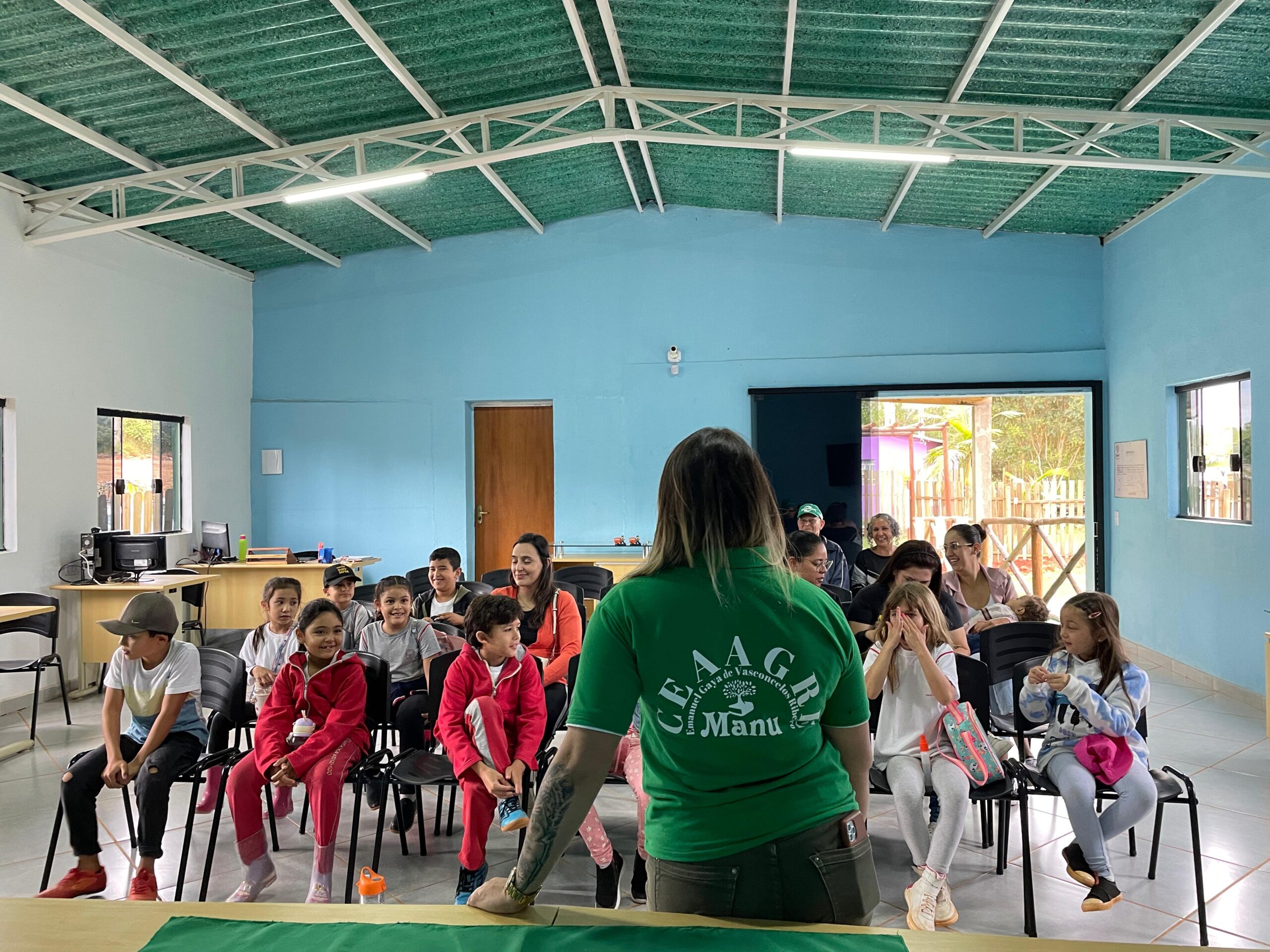 Alunos do 2º ano da Escola Vale Encantado conhecendo o CEAAGRE