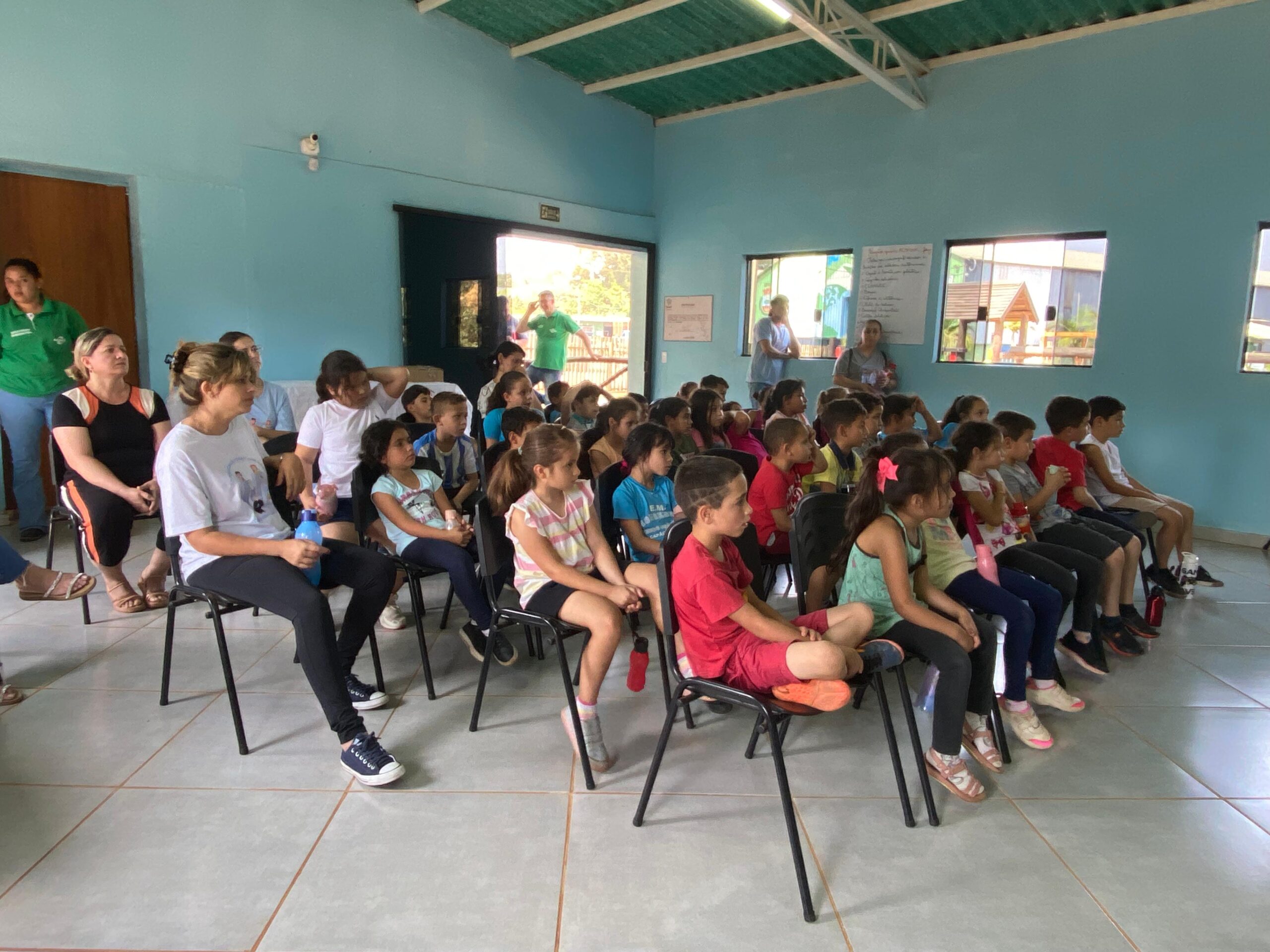 VISITA DOS ALUNOS DA ESCOLA MONSENHOR DO 2º ANO A E 3º ANO B