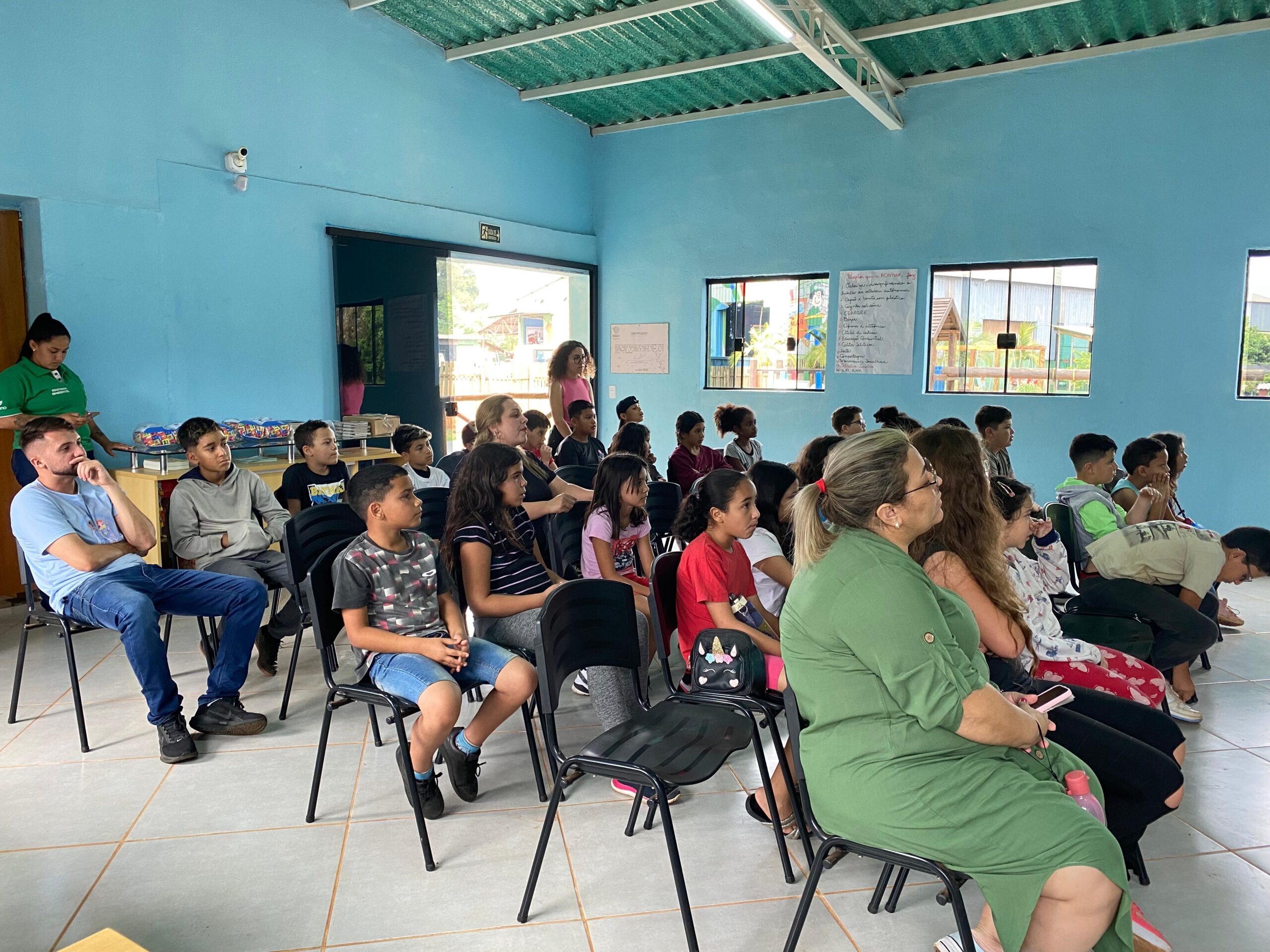 VISITA DOS ALUNOS DA ESCOLA MONSENHOR DO 4º ANO B E 5º ANO A