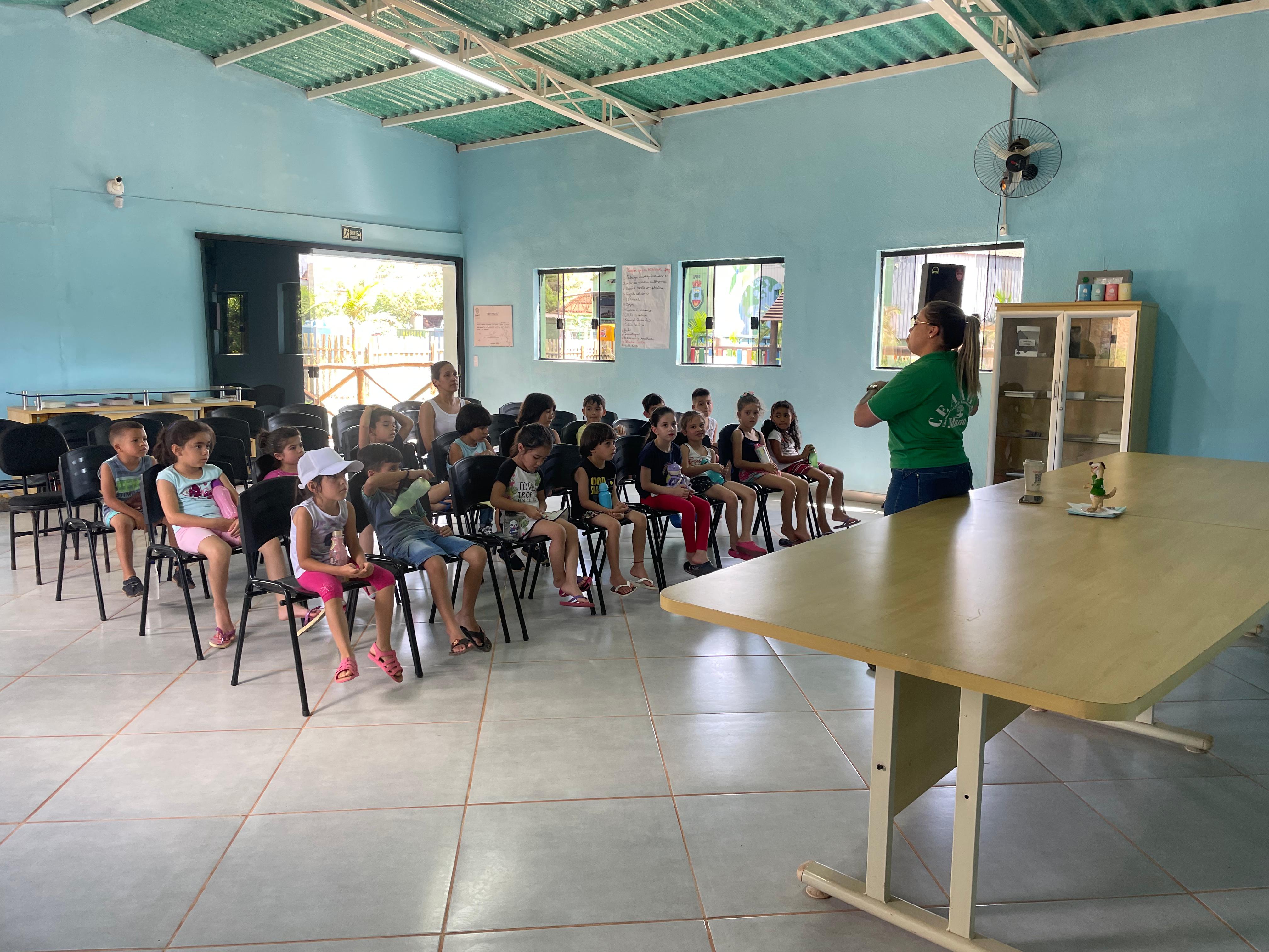 Visita dos alunos da Creche Alice Dias