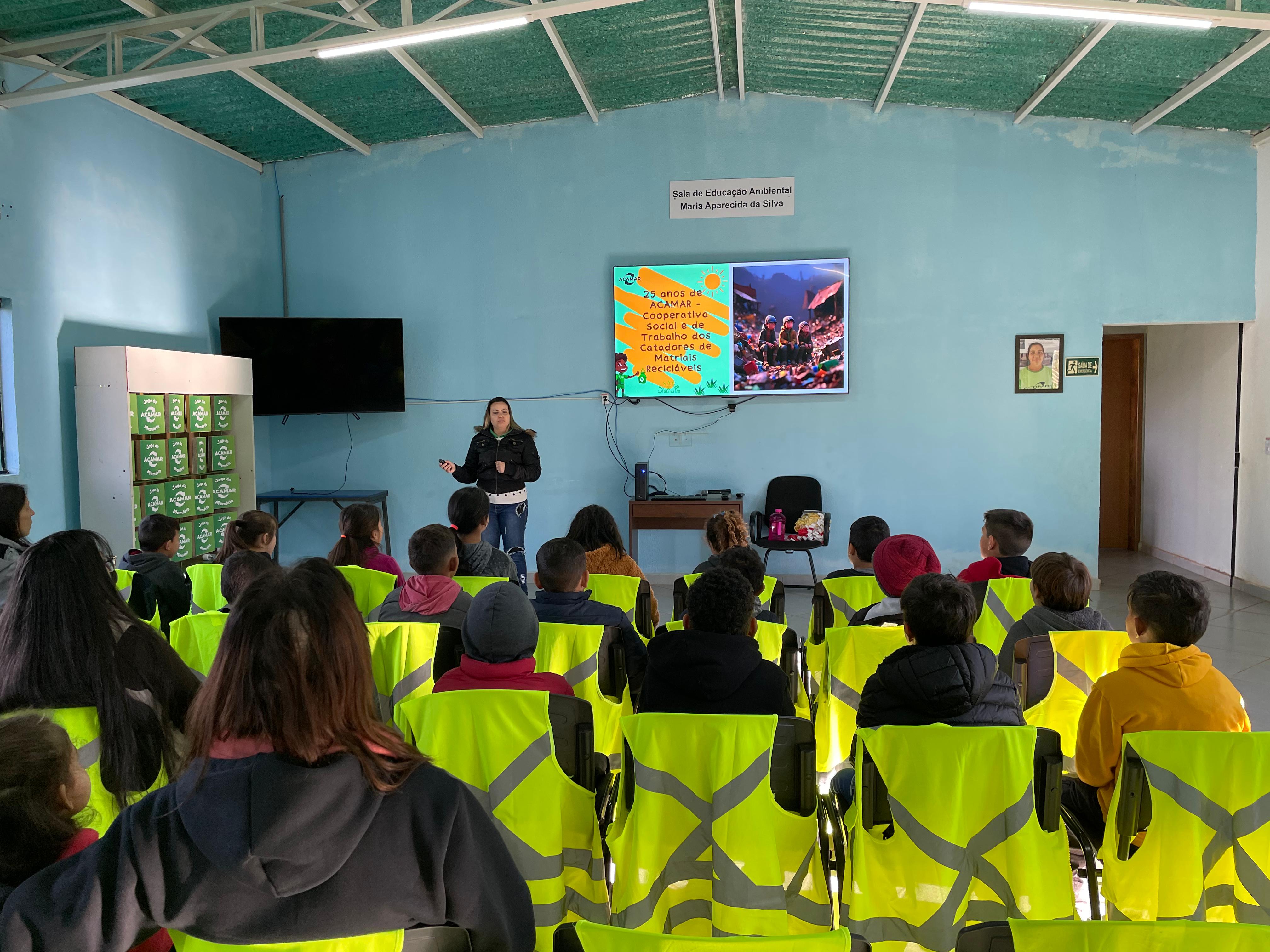 Visita dos alunos do CREAR à ACAMAR: uma manhã de aprendizado, sustentabilidade e troca de saberes ♻️🌿