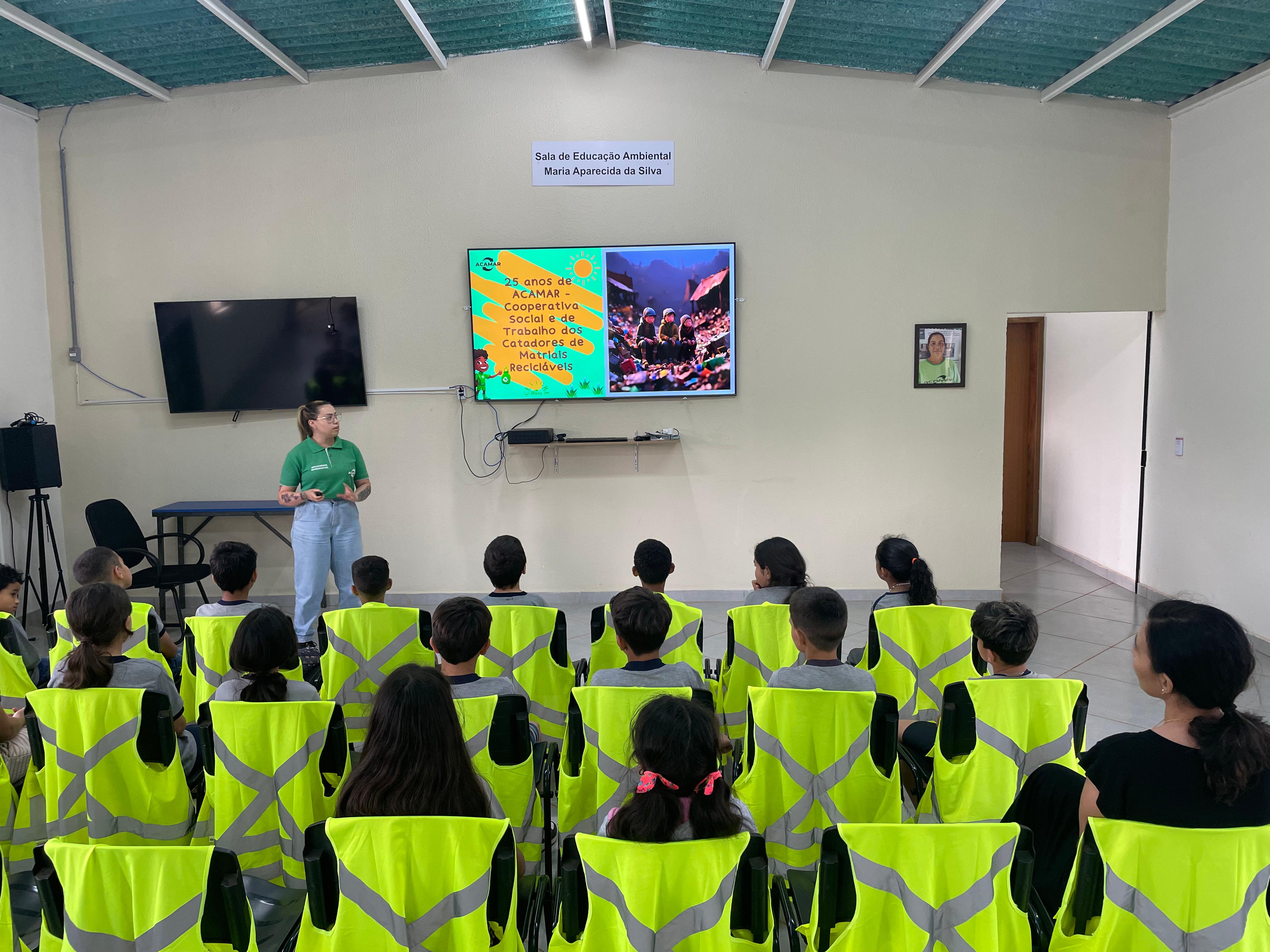 📰 Encerramento da Semana com Visita da Escola Gov. André Franco Montoro à ACAMAR 🌱♻️