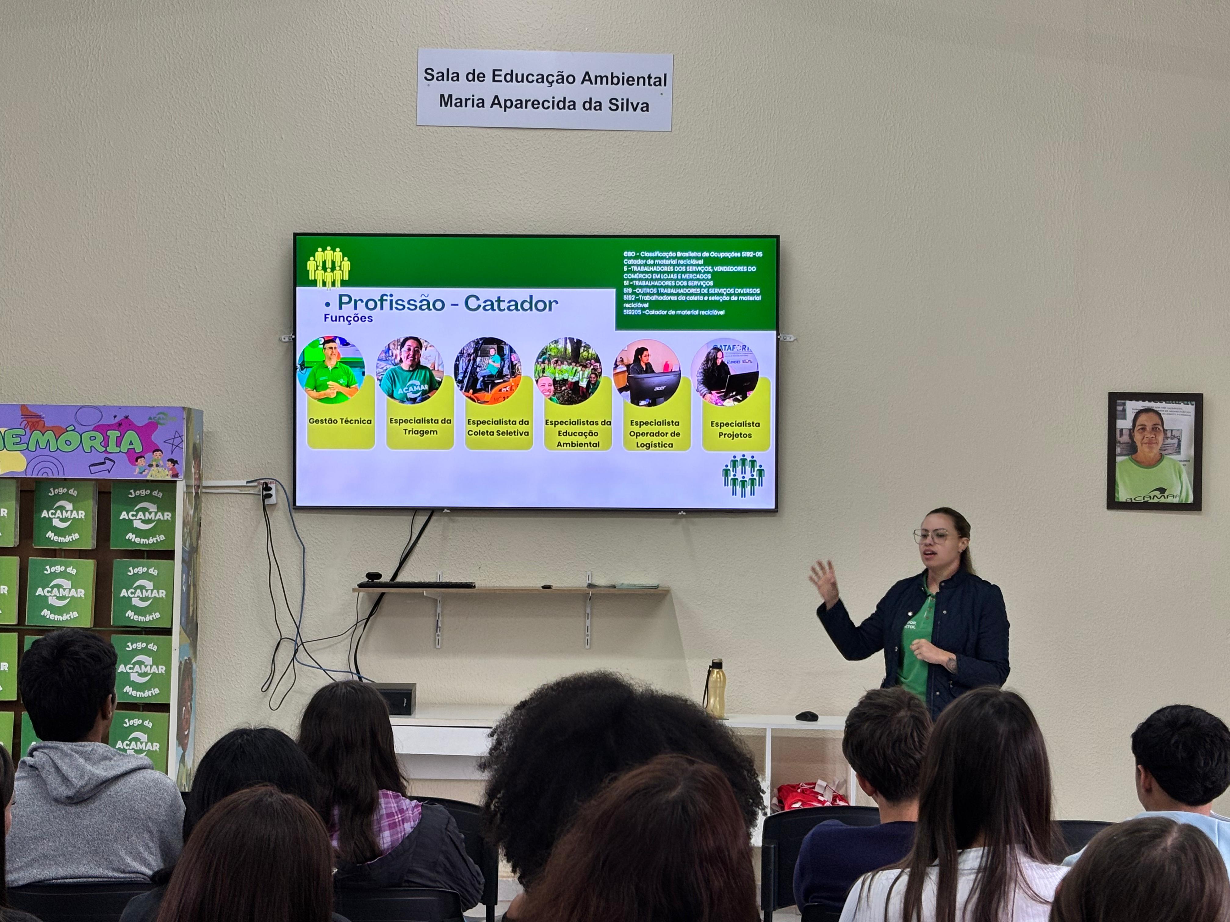 Alunos do curso de Guia de Turismo da ETEC de Capão Bonito visitam a ACAMAR