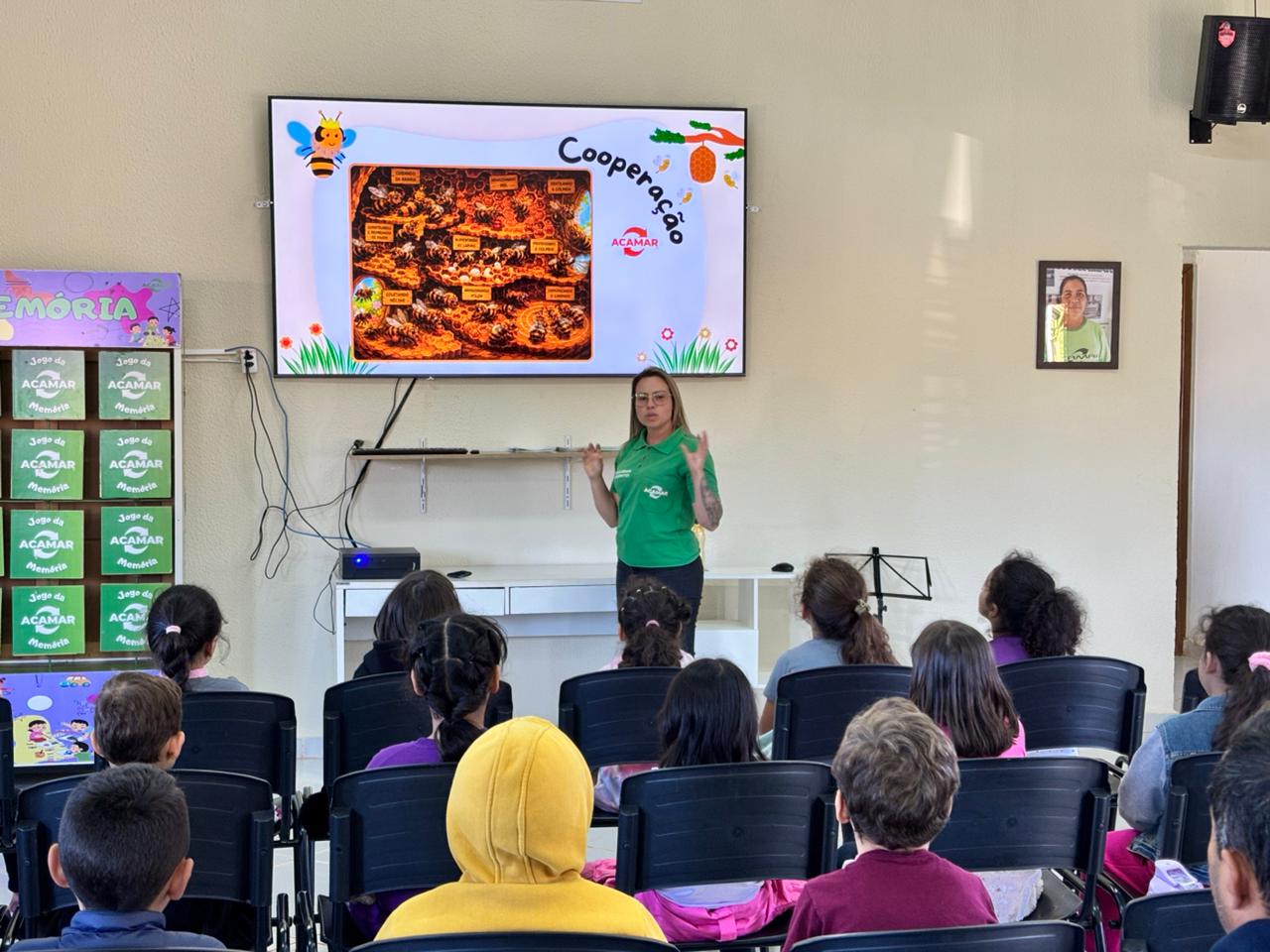 ACAMAR recebe alunos do 2º ano B da Escola Jacyra Landim Stori para visita educativa