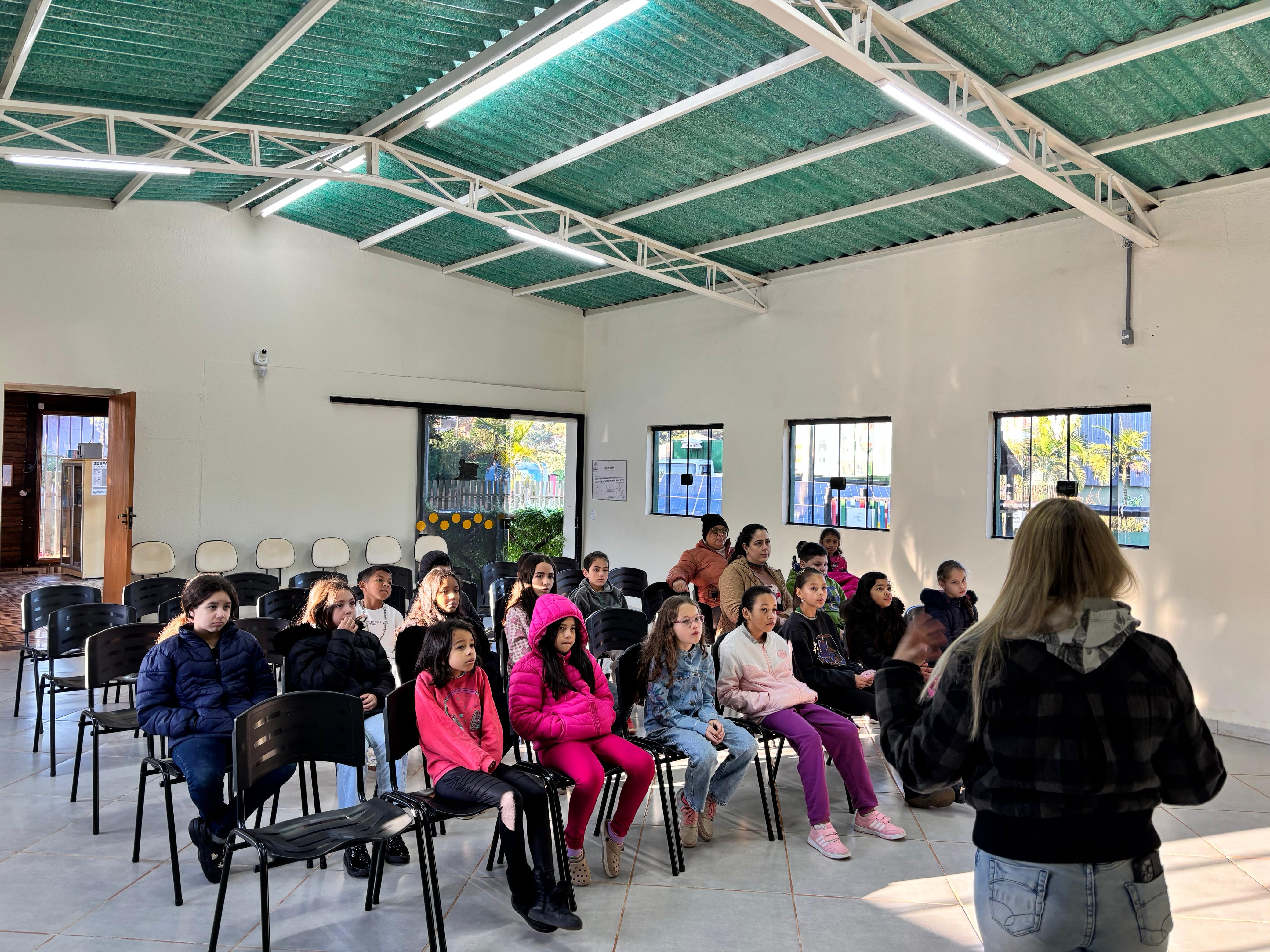 Alunos do 4º Ano A da Escola Jornalista José Carlos Tallarico visitam a ACAMAR