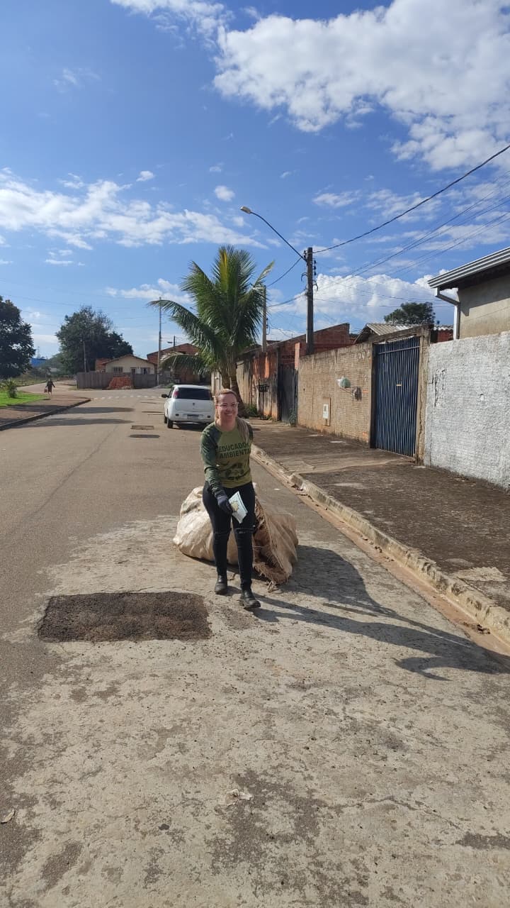 Equipe da ACAMAR une forças na coleta seletiva e celebra vitória do Brasil