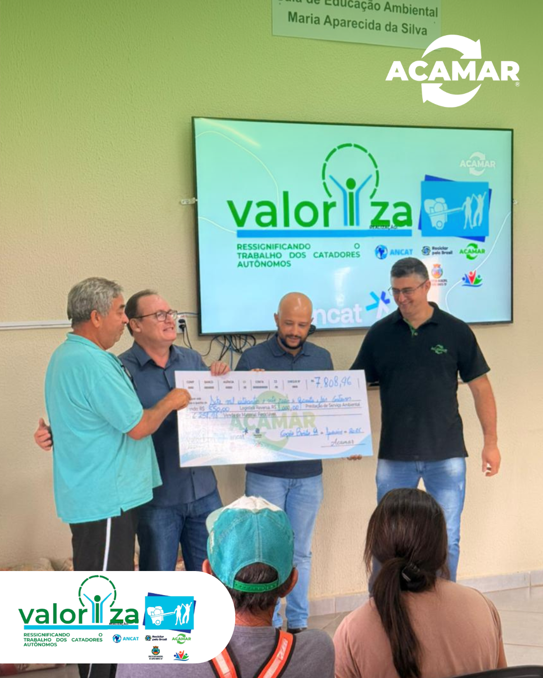 Fardos de materiais recicláveis prensados no galpão da ACAMAR