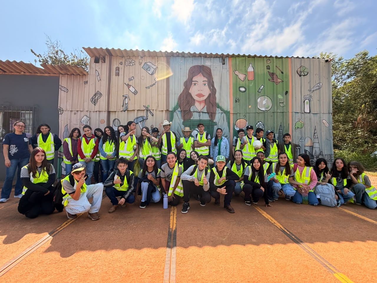 Alunos do 7º ano da Escola Municipal Governador André Franco Montoro visitam a ACAMAR